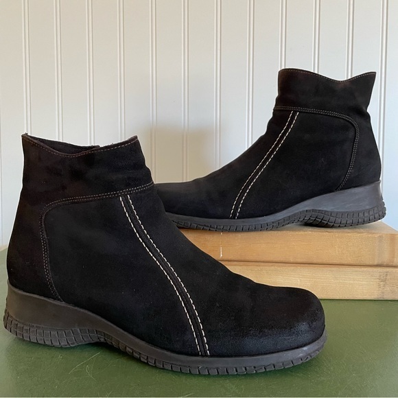 La CANADIENNE Shoes - La Canadienne Waterproof Side Zip Boots in Brown Suede *Canada*